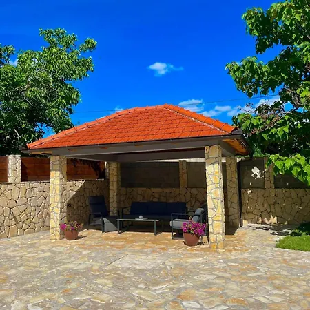 Lucija- Imotski فيلة Granicici